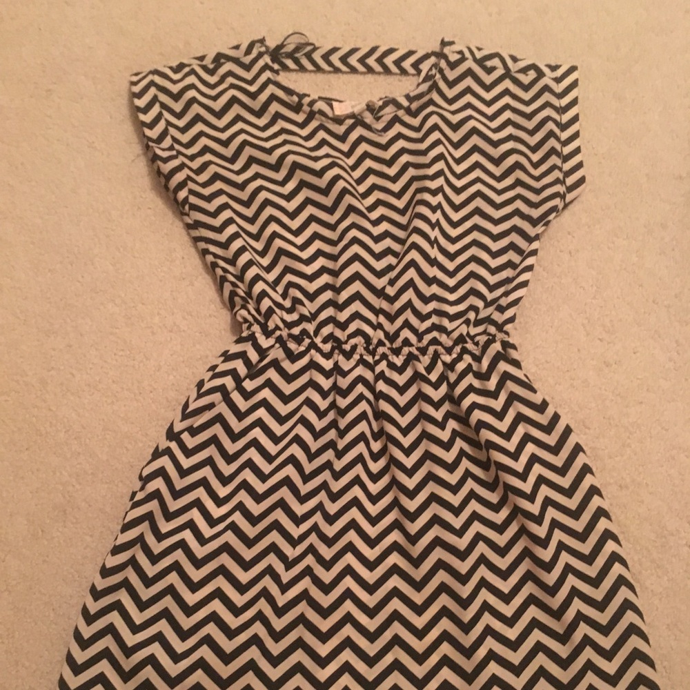 Black and cream chevron print